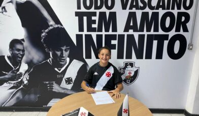 Jaqueline assina contrato de formação com o Vasco