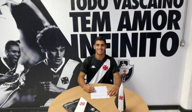 Vasco assina contrato de formação com Vinícius, do 14, e Isaías, do 17
