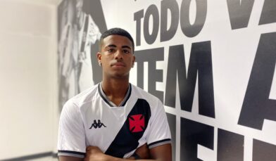 Vasco assina contrato profissional com Matheus, do Sub-17, até 2025