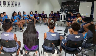 Joyce Trindade ministra roda de conversa com atletas do Futebol Feminino