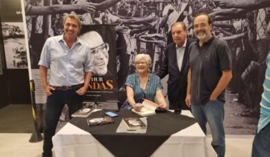 Vasco recebe no Espaço Experiência lançamento da biografia de Arthur Sendas