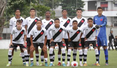 Sub-15 goleia o Flamengo, vira no agregado e está na final da Copa Rio
