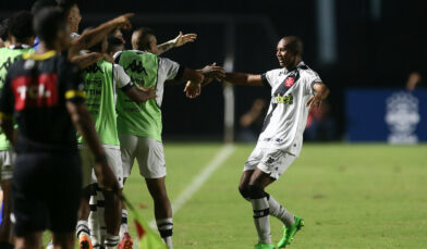 Eguinaldo vibra com seu primeiro gol pelo profissional no Caldeirão