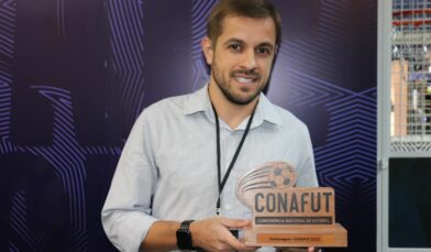 Vasco recebe prêmio CONAFUT pelas ações do Dia Internacional do Orgulho LGBTQIA+ em 2021